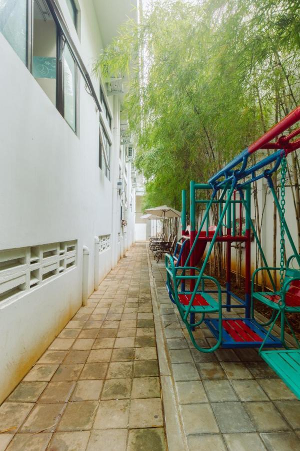 Urbanest Inn House Slipi Jakarta Kültér fotó