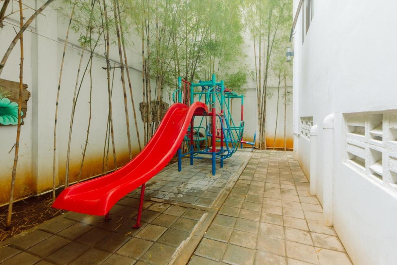 Urbanest Inn House Slipi Jakarta Kültér fotó