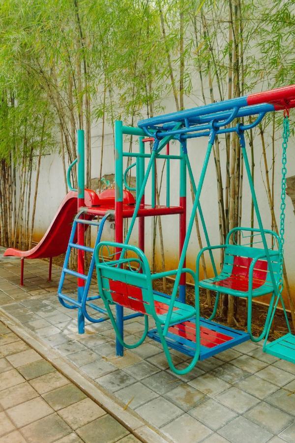 Urbanest Inn House Slipi Jakarta Kültér fotó