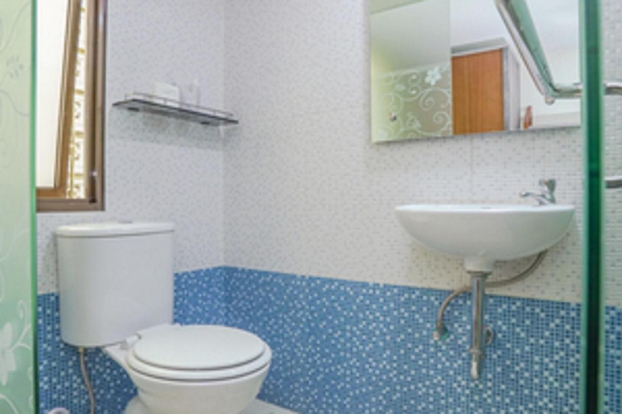 Urbanest Inn House Slipi Jakarta Kültér fotó