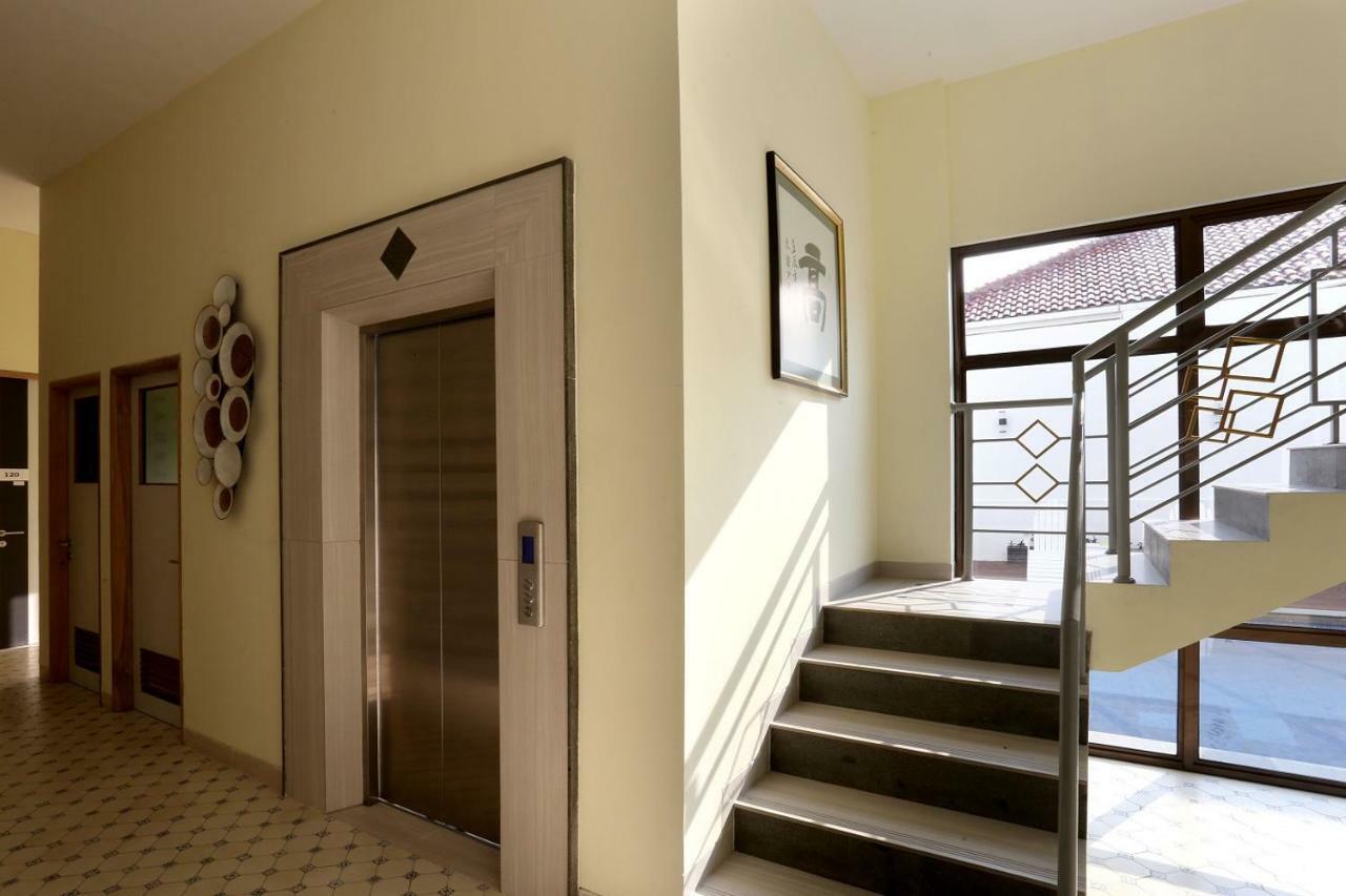 Urbanest Inn House Slipi Jakarta Kültér fotó